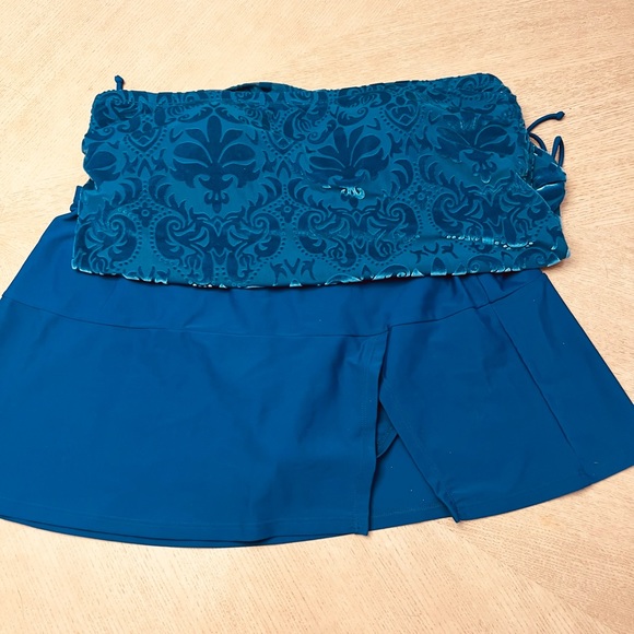 Tankini. Size XL Bandeau fleur-de-lis soft velour top. Split skirt bottom. - Picture 3 of 5